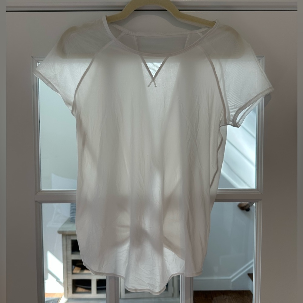 Lululemon white tee with knot tie back in size 4/xs